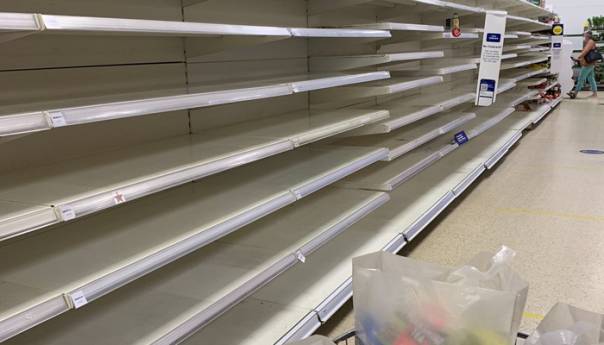 Prazne police u britanskim supermarketima, radnici u samoizolaciji
