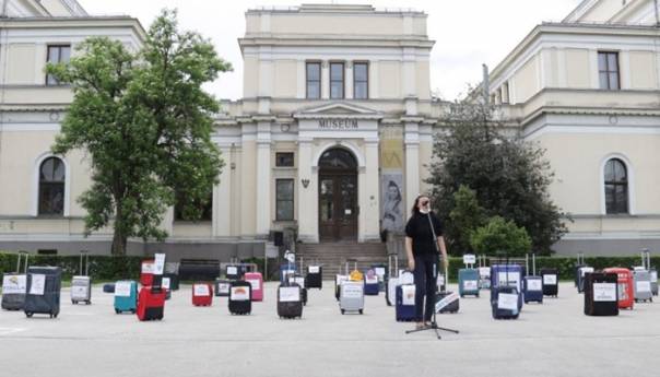 Prazni autobusi vozili kroz Sarajevo u znak podrške turističkoj privredi