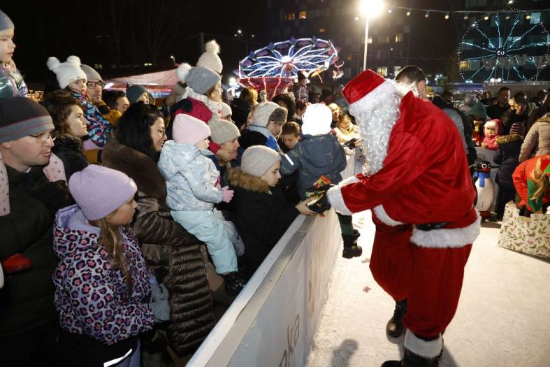 Praznična čarolija: Djeda Mraz stigao na "Zimu na Vilsu" i obradovao mališane poklonima