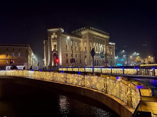 Praznični duh osvijetlio mostove i gradske simbole Sarajeva