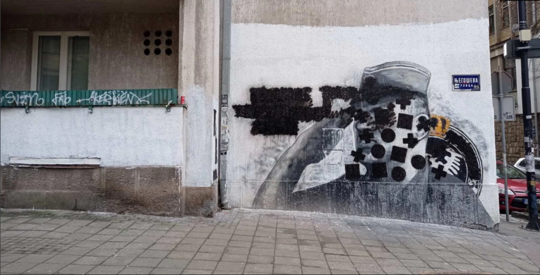 Precrtan mural ratnom zločincu Ratku Mladiću u Beogradu
