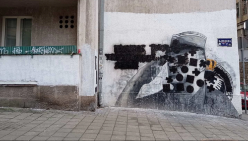 Precrtan mural ratnom zločincu Ratku Mladiću u Beogradu