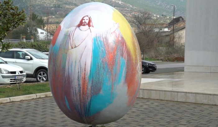 Pred crkvom sv. Mateja postavljena velika uskrsna pisanica