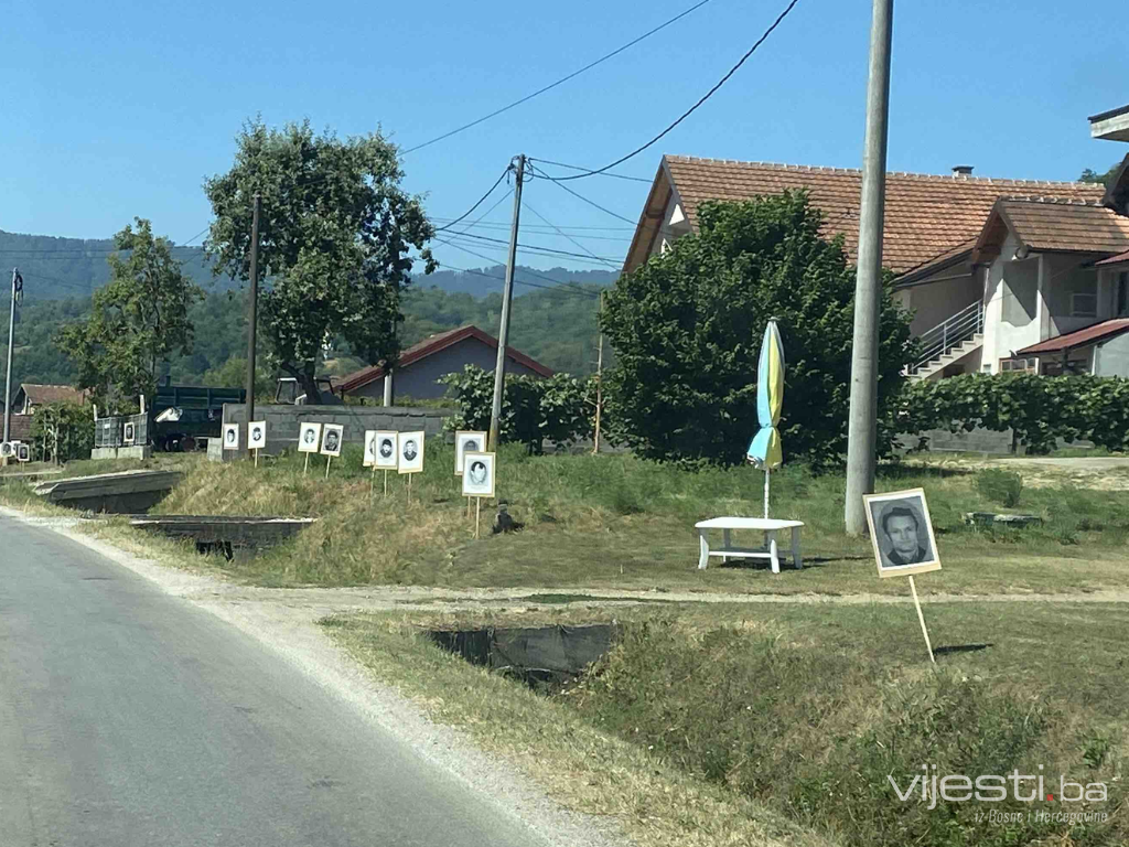 Pred dženazu u Srebrenici: Ponovno postavljen fotografije pripadnika VRS-a uz cestu Bratunac-Potočari