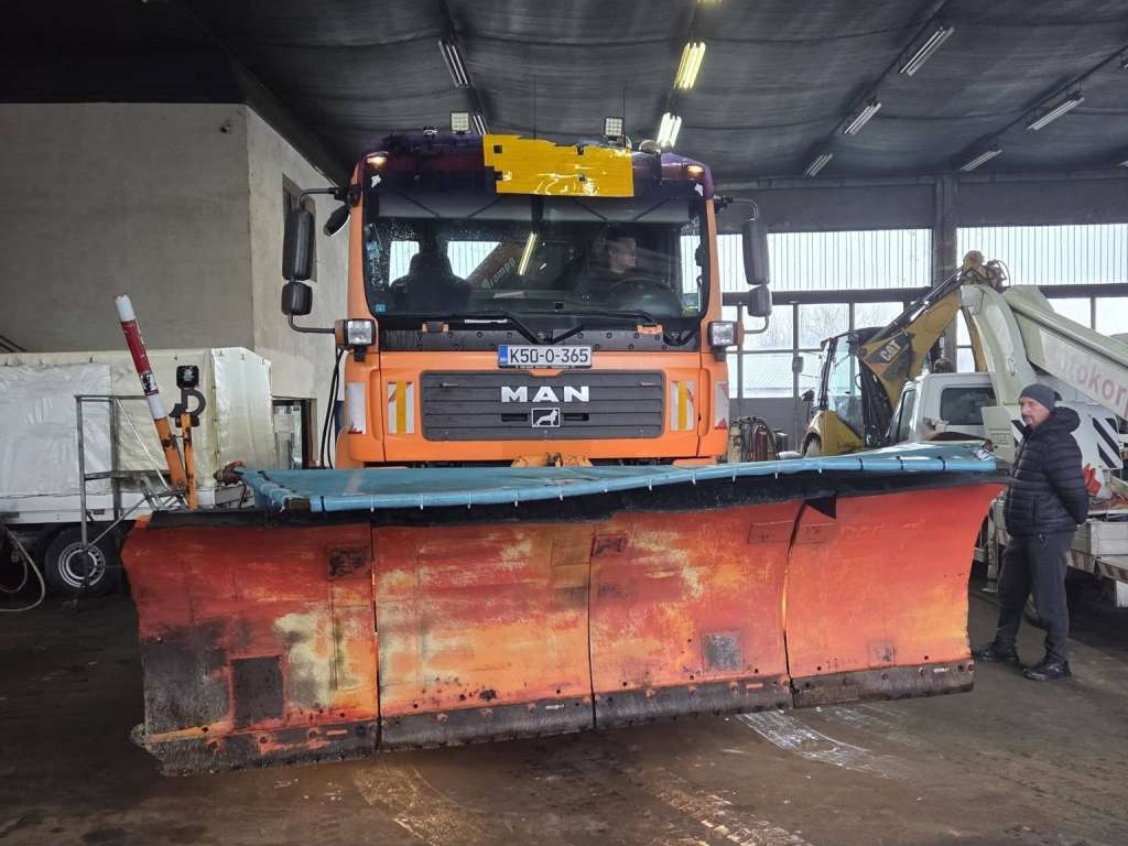 Pred najavljene sniježne padavine Bihać aktivirao zimsku službu