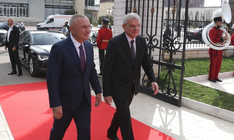 Predsjednik Albanije dočekao Džaferovića uz vojne počasti