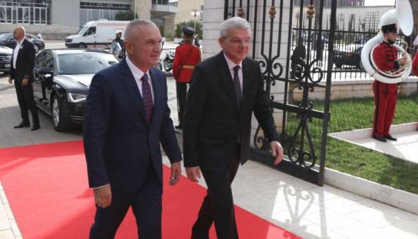 Predsjednik Albanije dočekao Džaferovića uz vojne počasti