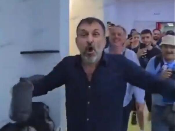 Predsjednik Dinama upao u svlačionicu, iz kese za smeće istresao gutu novčanica