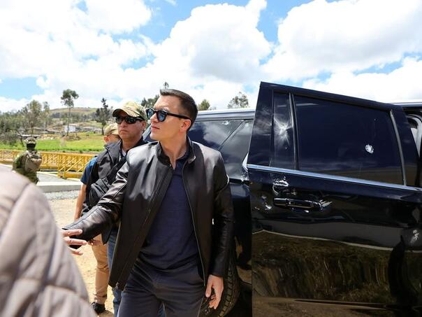 Predsjednik Ekvadora izbjegao atentat: Vozilo zasuto kamenjem, pronađeni tragovi metaka