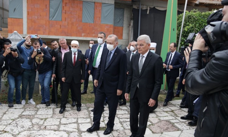 Erdogan odao počast Aliji Izetbegoviću na mezarju Kovači