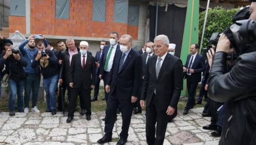 Erdogan odao počast Aliji Izetbegoviću na mezarju Kovači