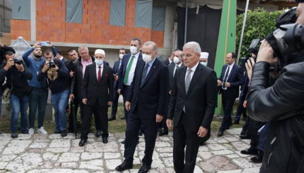 Erdogan odao počast Aliji Izetbegoviću na mezarju Kovači
