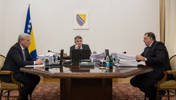 Poziv Macronu za posjetu, Dodik protiv poziva Đukanoviću