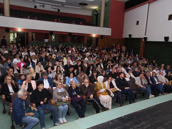 Predstava 'Ćelava pjevačica' oduševila Konjičane