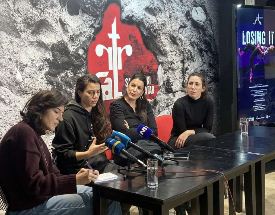 Predstava "Losing It" palestinskih umjetnica Wakim i Haddad King na sceni SARTR-a