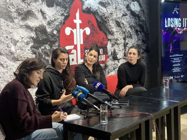 Predstava "Losing It" palestinskih umjetnica Wakim i Haddad King na sceni SARTR-a
