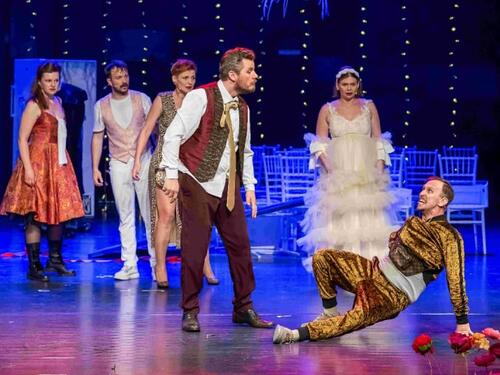 Predstava 'Seljačka opera' izvedena u okviru 30. izdanja Tuzlanskih pozorišnih dana