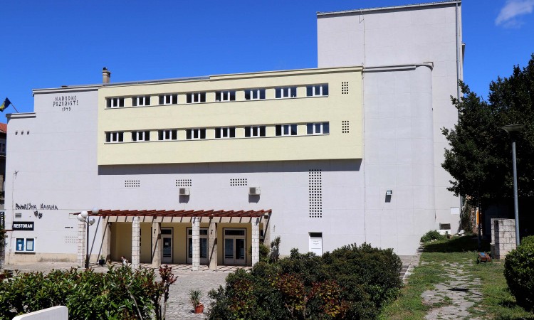 Predstava 'Šta ćemo sad' u petak u Narodnom pozorištu Mostar