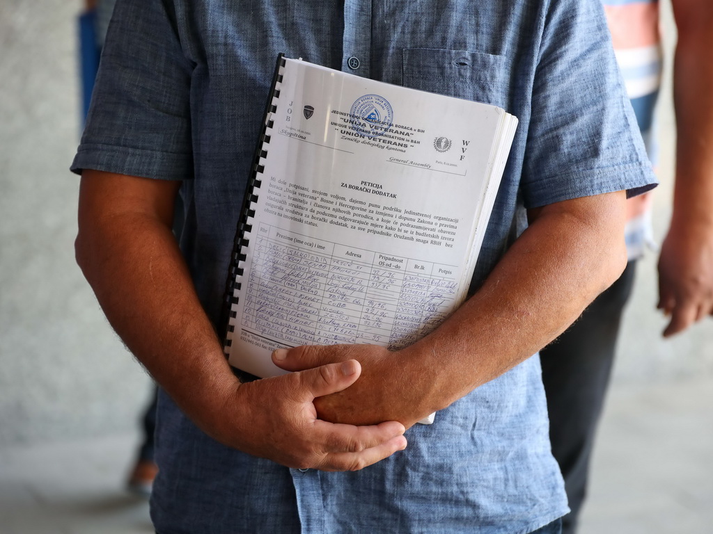 Predstavnici JOB u BiH 'Unija veterana' predali peticiju, traže borački dodatak
