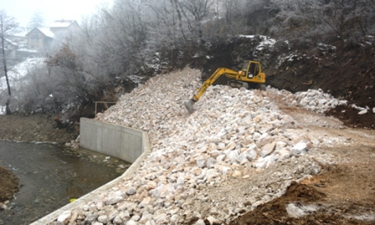 Predstavnici Općine Vogošća obišli radove na sanaciji klizišta uz korito rijeke