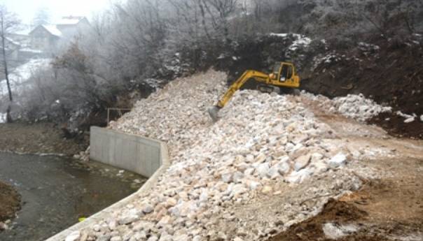 Predstavnici Općine Vogošća obišli radove na sanaciji klizišta uz korito rijeke