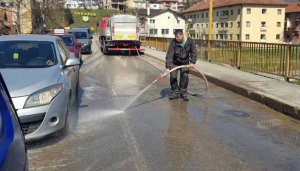 Preduzeće Rad svakodnevno čisti i pere ulice i javne površine u KS-u