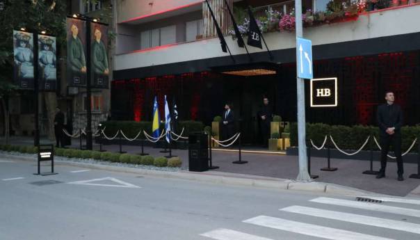 Prefarban kukasti križ s galerije 'The Hub of Fine Arts' u Mostaru