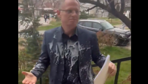 Pregovarač Prištine gađan tortom i milkšejkom jer je 'prihvatio ZSO'