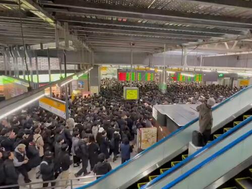 Prekid struje paralizovao željeznicu u Tokiju, putnici zaglavljeni