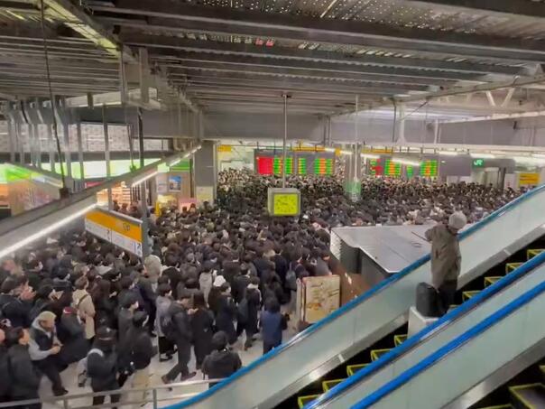 Prekid struje paralizovao željeznicu u Tokiju, putnici zaglavljeni