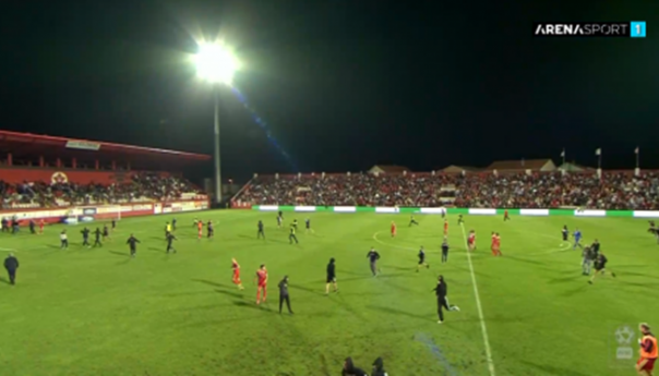 Prekid u Mostaru: Navijači Veleža uletili na teren nakon sramnih odluka sudije Topalovića