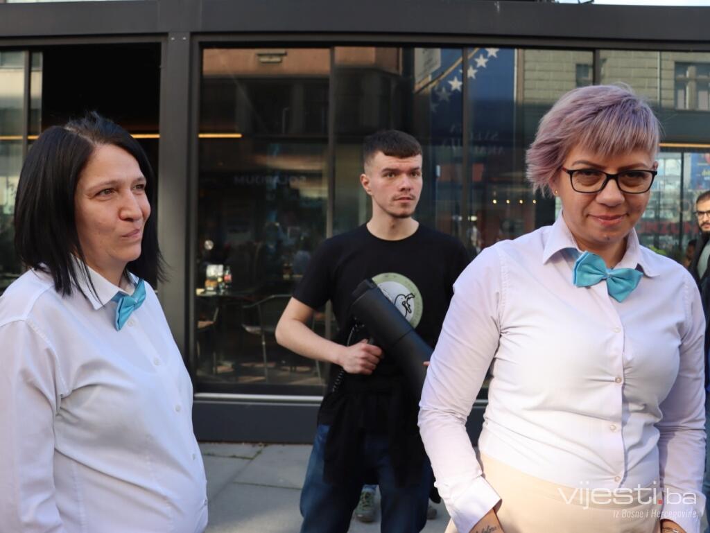 Prekinuli im kafu: Demonstranti "natjerali" ljude da izađu iz kafića