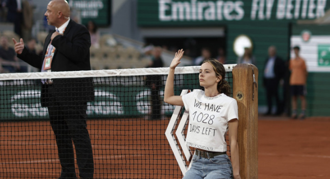 Prekinut meč Ruuda i Čilića: Djevojka utrčala na teren i svezala se za mrežu