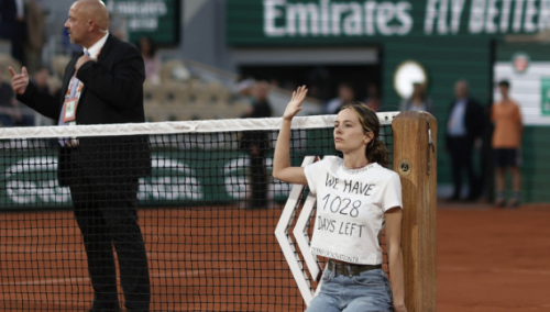 Prekinut meč Ruuda i Čilića: Djevojka utrčala na teren i svezala se za mrežu