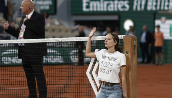 Prekinut meč Ruuda i Čilića: Djevojka utrčala na teren i svezala se za mrežu