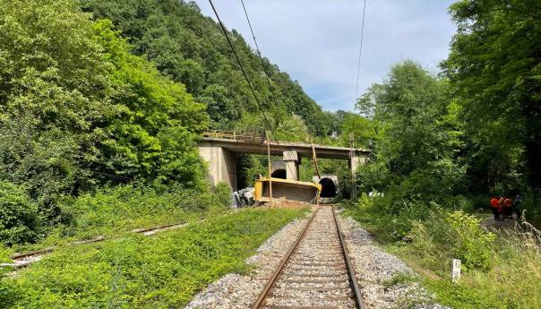 Prekinut željeznički saobraćaj na dionici Doboj - Maglaj, kamion pao na prugu