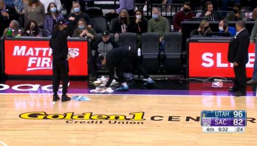 Prekinuta NBA utakmica: Pijani navijač se ispovraćao po parketu