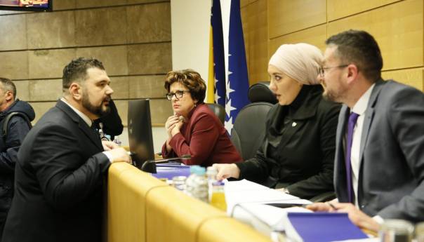 Prekinuta sjednica Parlamenta FBiH, obilježena žustrim raspravama