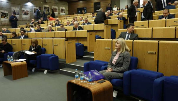 Prekinuta sjednica Parlamenta FBiH, sutra glasanje o Budžetu