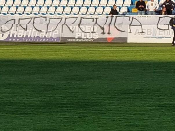 Prekinuta utakmica u Srbiji zbog transparenta za Srebrenicu!