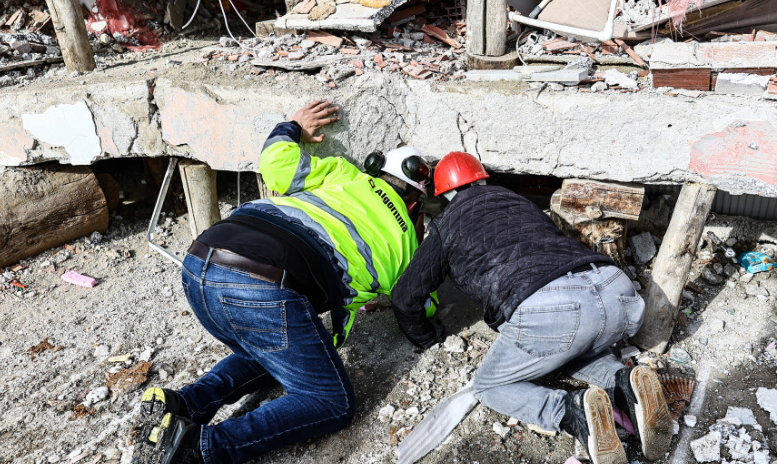 Preko 9.630 poginulih u potresu, spasioci u utrci s vremenom