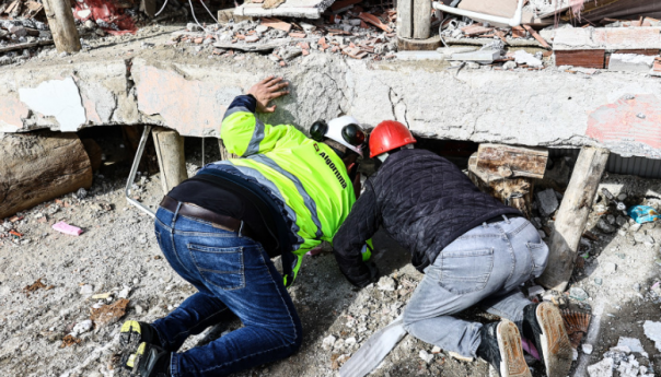 Preko 9.630 poginulih u potresu, spasioci u utrci s vremenom