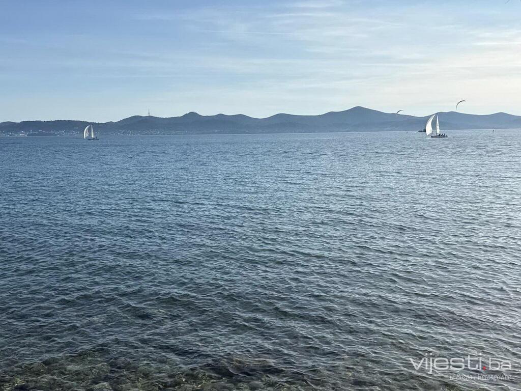 Prekrasni prizori: Lijepo vrijeme u Zadru izmamilo jedriličare i prve kupače