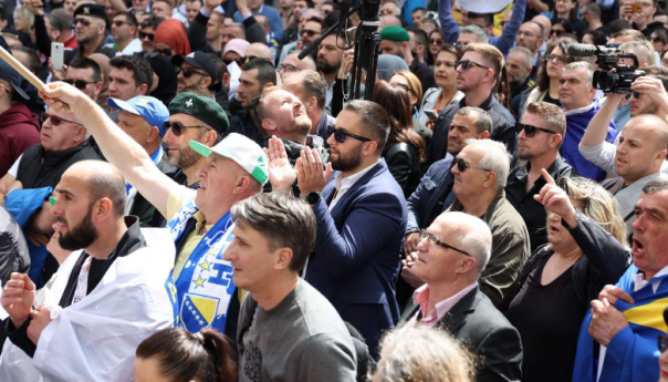 Prekršajni nalozi za dvije osobe zbog incidenta pred Parlamentom FBIH