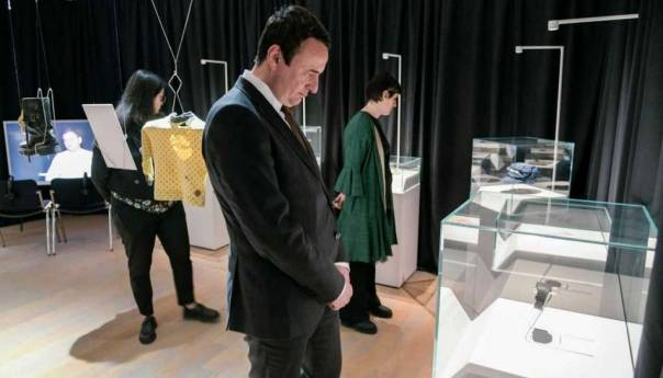 Premijer Kosova Albin Kurti posjetio izložbu Muzeja ratnog djetinjstva