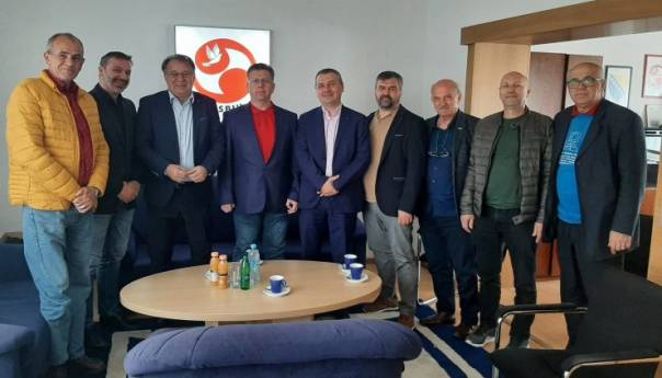Premijer Nikšić u prvomajskoj posjeti Savezu sindikata