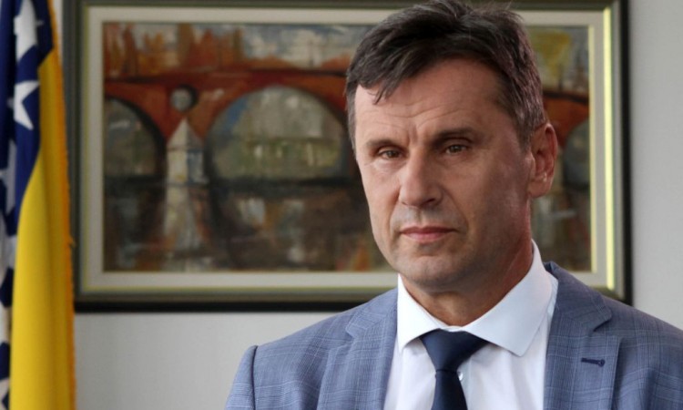 Premijer Novalić: Neka vam božićni dani donesu veliku radost