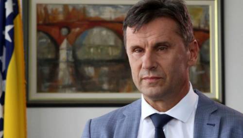 Premijer Novalić: Neka vam božićni dani donesu veliku radost