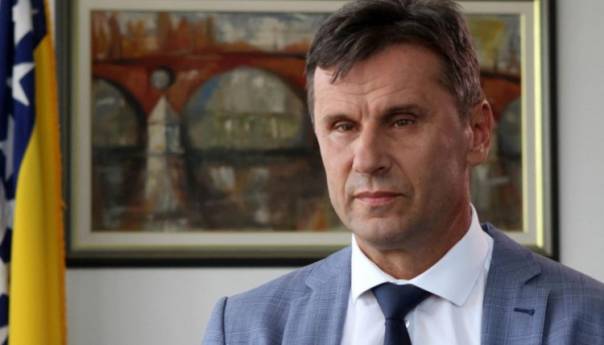 Premijer Novalić: Neka vam božićni dani donesu veliku radost