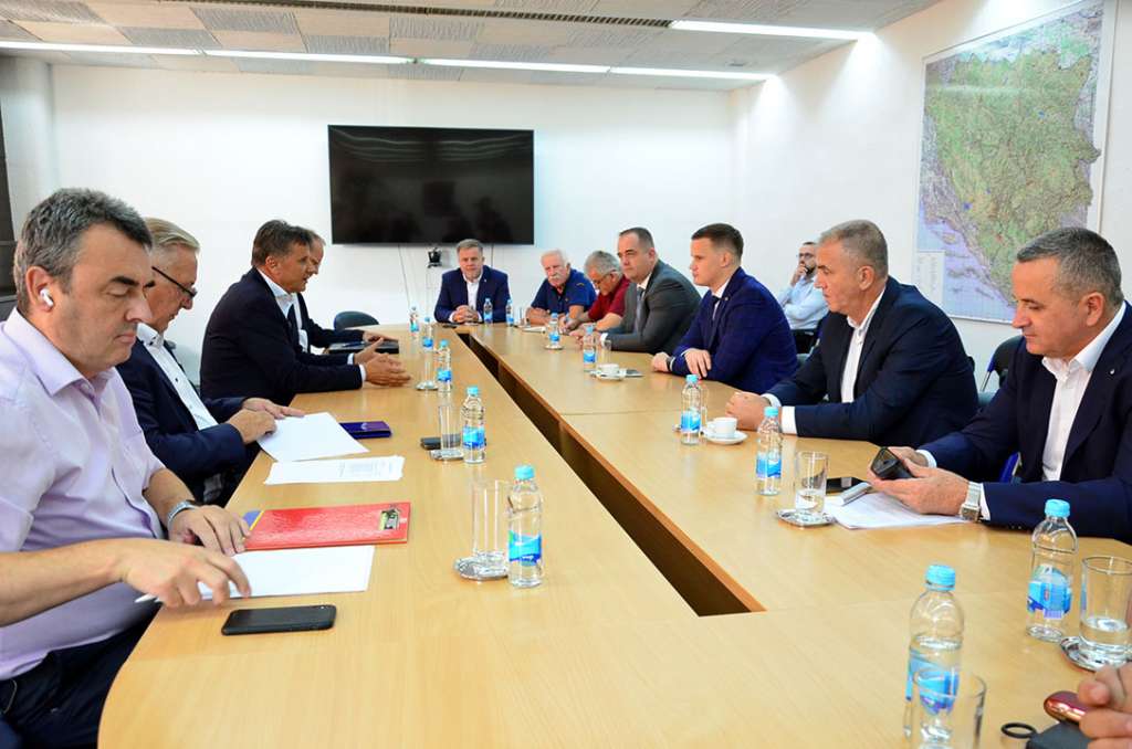 Novalić održao sastanak o putnoj komunikaciji u TK i regulaciji korita Spreče